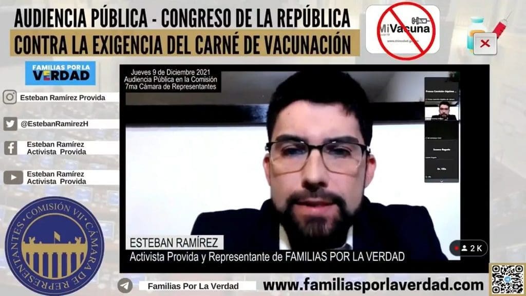 El vocero antivacunas Esteban Ramírez ha participado en diversos actos públicos, difundiendo falsedades sobre las vacunas anticovid.