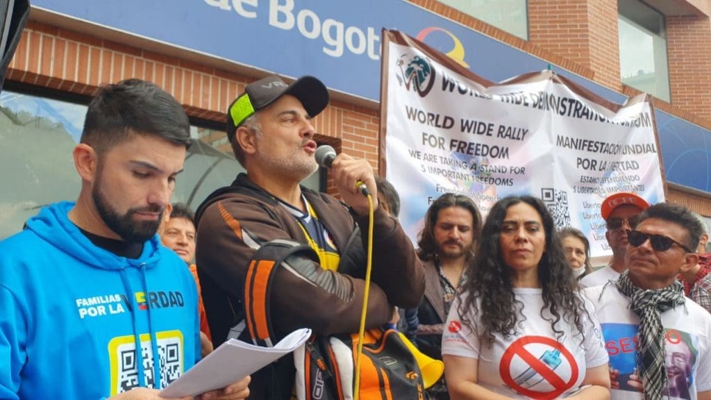 Esteban Ramírez, liderando una protesta antivacunas en Bogotá en 2021.