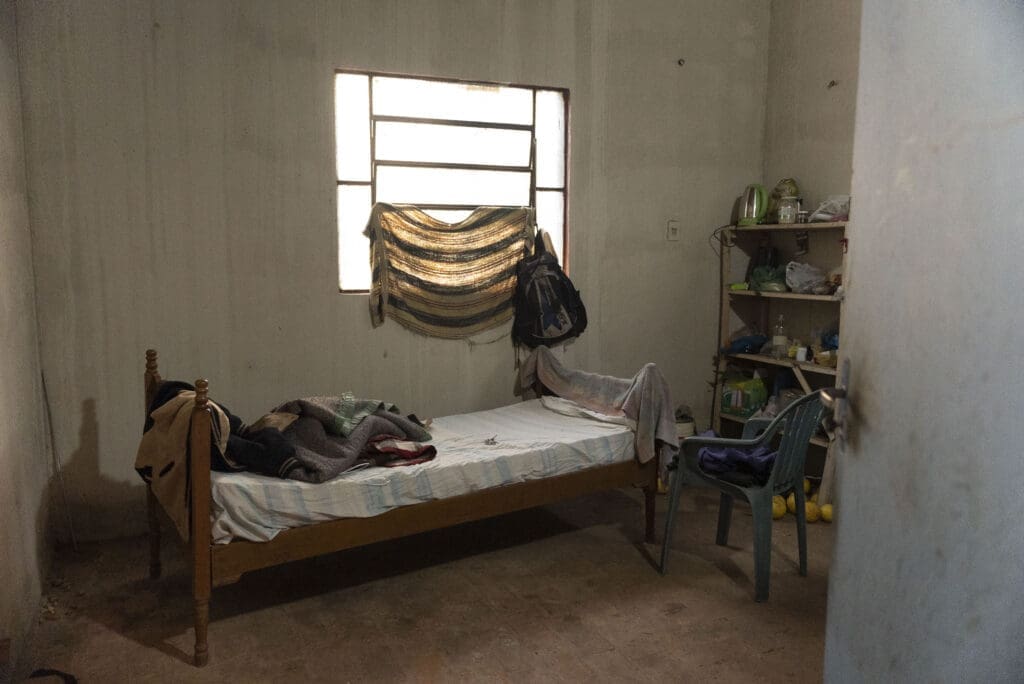 En esta habitación de una cabaña en la selva de Paraguay vivía uno de los fundadores de una red de abuso sexual infantil.