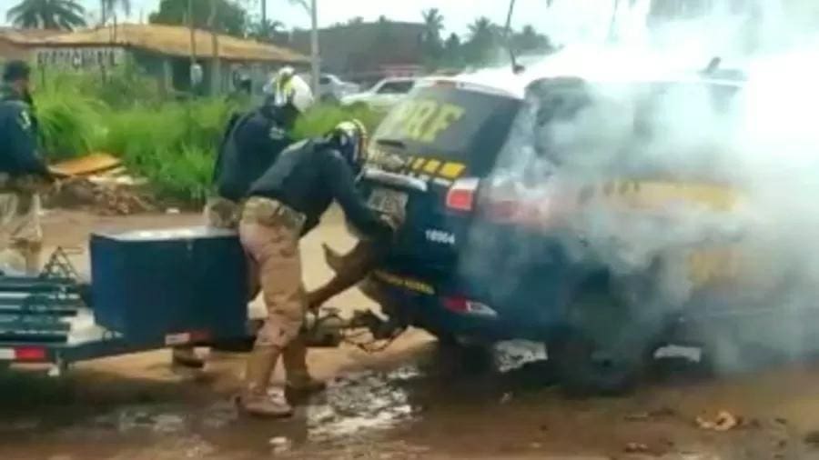 Captura de pantalla que muestra el momento en el que Genivaldo fue encerrado en una camioneta policial.