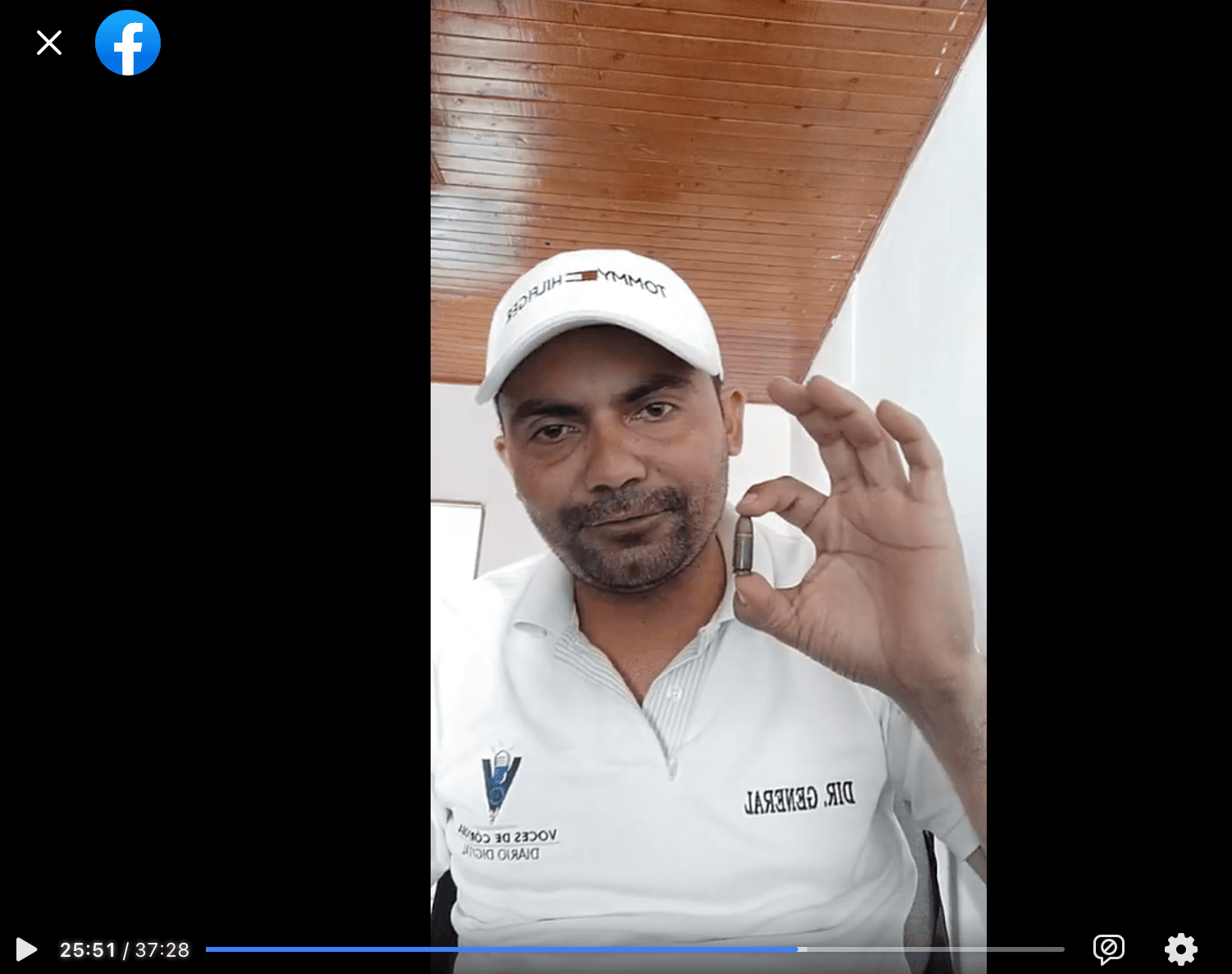 Rafael Moreno muestra la bala que encontró en el maletero de su moto al lado de una nota anónima de amenaza.
