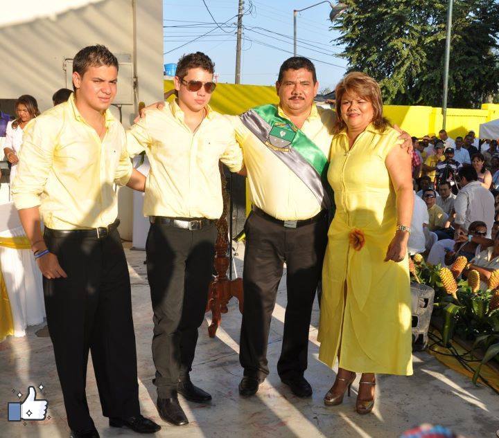 Familia Calle partiendo de la derecha: Carmen Aguas y su marido Gabriel Calle Demoya y los dos hijos de la pareja: Gabriel Calle Aguas y Andrés Calle. Calle Demoya había sido denunciado por Rafael Moreno.