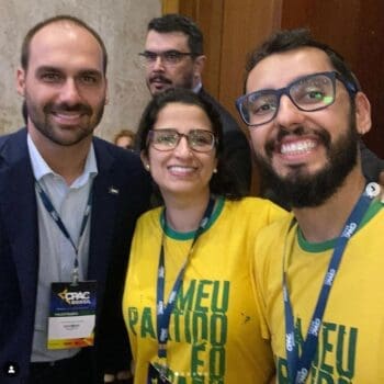 Eduardo Bolsonaro con Denise Bueno, dueña de la tienda