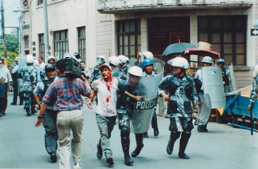 Imagen de un manifestante herido y siendo arrastrado por la policía en una protesta contra la represa Babilonia, en Honduras. Se trata de una de las hidroeléctricas financiadas por el BCIE.