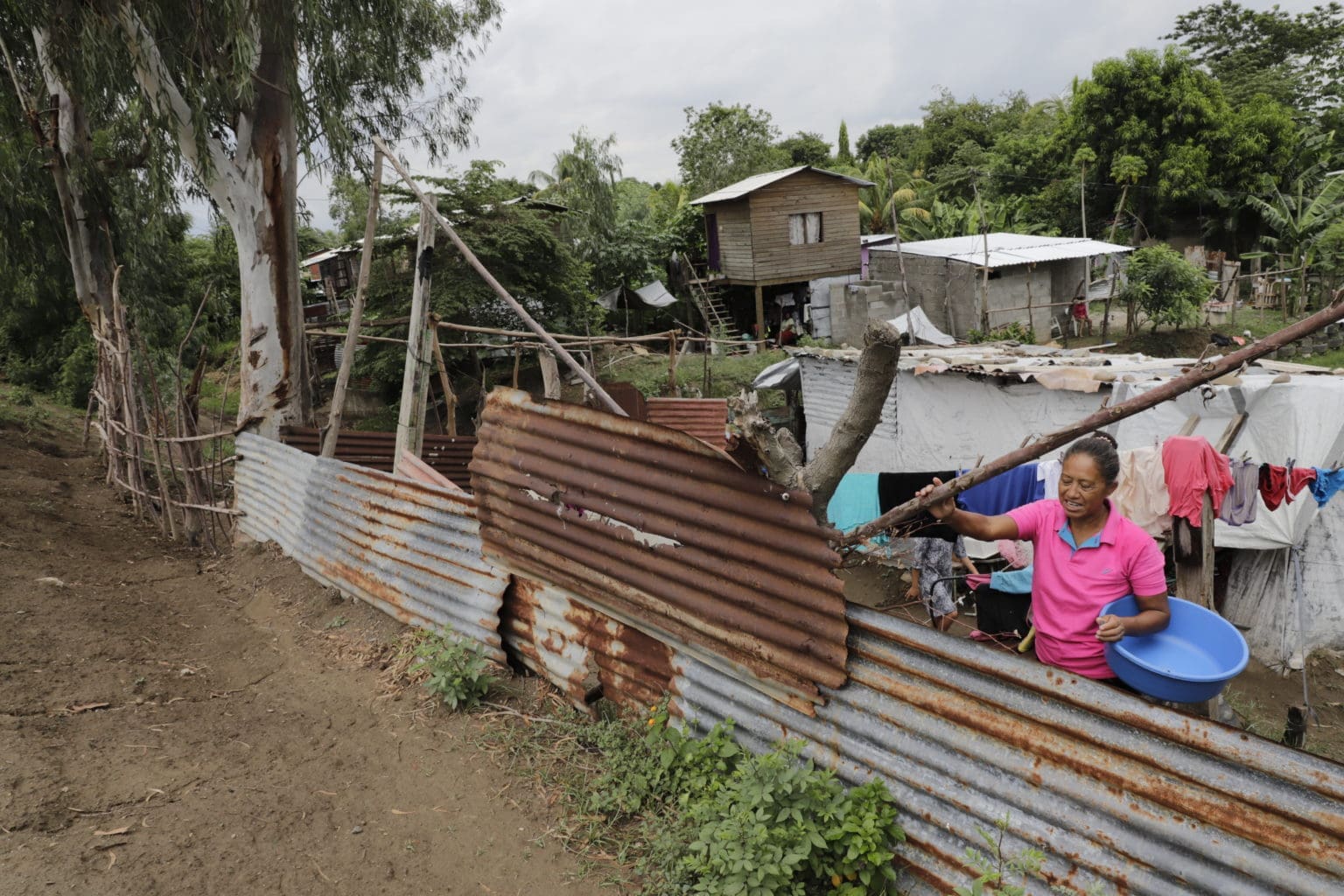 MG_8574Ena Aguilar vivía en el bordo de Chamelecón. Contó que la estructura no ha sido reparada. Después de Eta y Iota pudo reconstruir su casa de láminas de zinc con ayuda de organizaciones humanitarias. «Dios quiso que regresáramos aquí», dijo. Foto CC/Amílcar Izaguirre