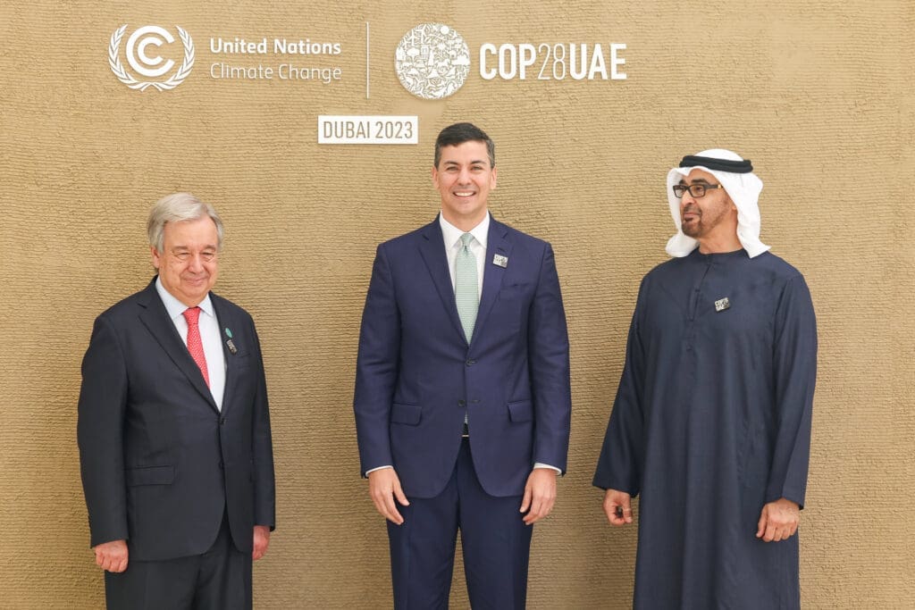 El presidente de Paraguay, Santiago Peña, junto al Secretario General de Naciones Unidas, António Guterres, y el presidente de la COP28, Sultan Al Jaber, tras anunciar un memorando de entendimiento de mercados de carbono.