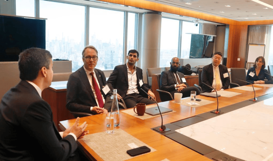 Fotografía de la reunión del presidente paraguayo Santiago Peña el 20 de septiembre de 2023 en Nueva York con representantes de Paracel/Transfigura y el negociador principal de mercados de carbono del gobierno de Singapur.