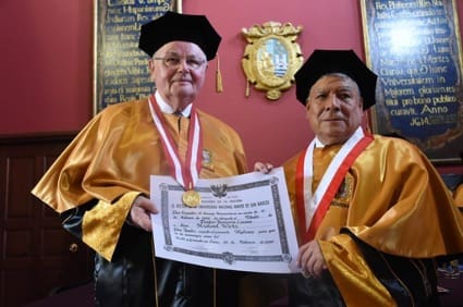 La Universidad San Marcos de Perú otorga un doctorado honorario a Michael Wirtz de Grünenthal. Foto: Facebook de la Facultad de Medicina San Fernando UNMSM. Imagen 1