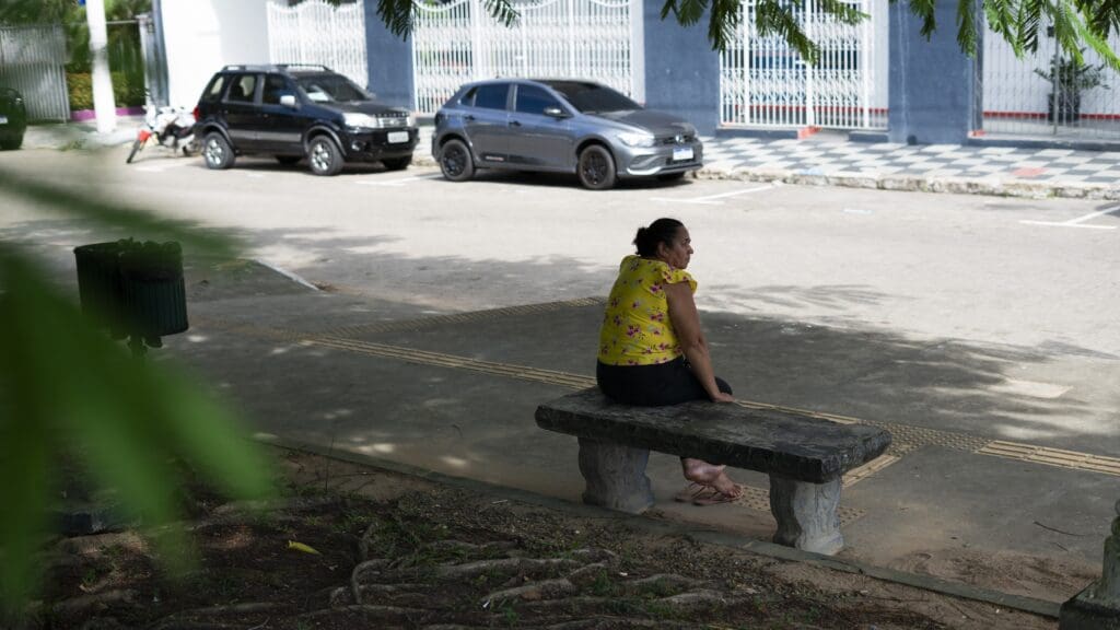 Habitantes de Manaos buscan refugio del sol en una de las pocas plazas arboladas de la ciudad. Crisis Climática
